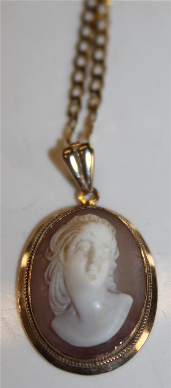 A 9ct gold cameo pendant on 9ct gold chain